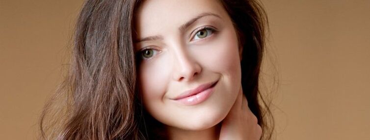 Κορίτσι με περιποιημένα, υγιή μαλλιά